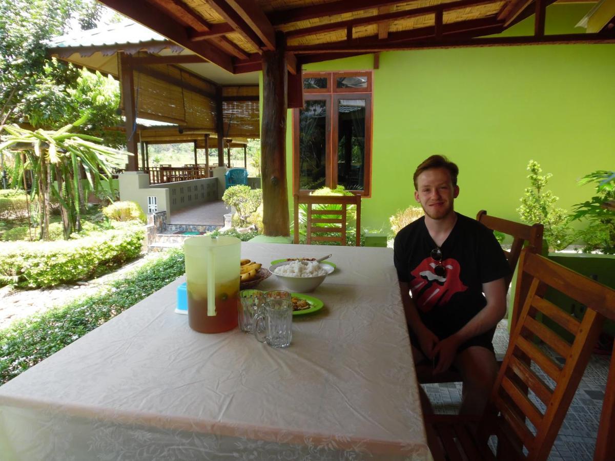 Ambow Homestay Jungle Trekking & Village Tour Bukit Lawang Exterior photo
